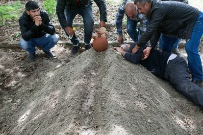 Muestras de dolor ante la tumba de uno de los mineros muertos en el accidente, en el cementerio de soma, un distrito al oeste de la provincia turca de Manisa.