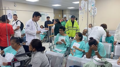 El personal médico y de Protección Civil reubicaron a los pacientes afectados por los estragos ocasionados en el Hospital General de Los Reyes, en la zona metropolitana. 