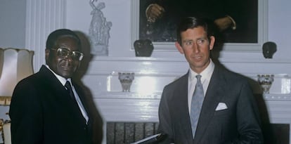 Mugabe, con el pr&iacute;ncipe Carlos, en abril de 1980 en Harare. 