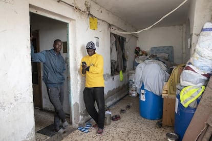 Inmigrantes subsaharianos en la puerta de un cortijo en Tierras de Almería, El Ejido.