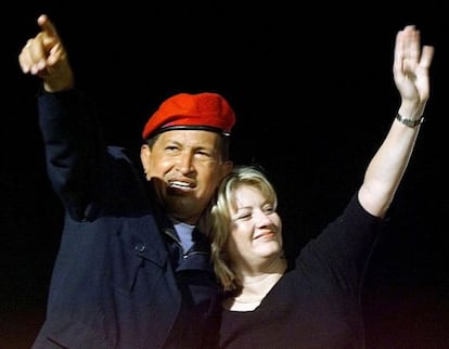 El presidente y su segunda esposa, Marisabel Rodríguez, en Caracas, en 2004, año en el que acabaron divorciándose.