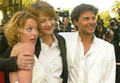 Charlotte Rampling abraza a Ludivine Sagnier; a su lado, Francis Ozon.