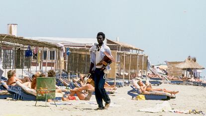 Un vendedor ambulante por las playas de Marbella en 1982.