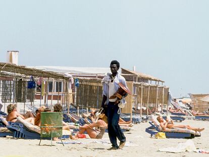 Un vendedor ambulante por las playas de Marbella en 1982.