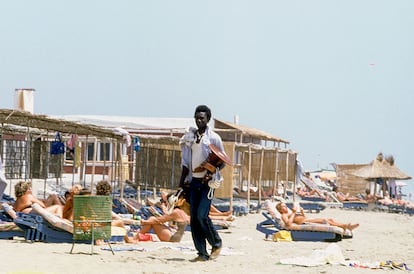 Un vendedor ambulante por las playas de Marbella en 1982.