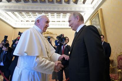 El papa Francisco saluda al presidente ruso, Vladimir Putin, en una audiencia privada en el Vaticano. El encuentro sucede un día antes de que los líderes de la iglesia católica de Ucrania acudan al Vaticano a discutir la crisis del país y en medio de especulaciones sobre una visita que podría considerarse como un preludio de un viaje del pontífice a Rusia.