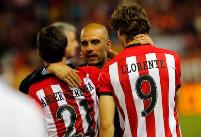 Guardiola consuelo a los jugadores del Athletic Ander Herrera y Fernando Llorente.