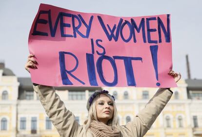 Uma mulher segura um cartaz durante uma manifestação a favor da igualdade de gênero e contra a violência, durante o Dia Internacional da Mulher em Kiev (Ucrânia).