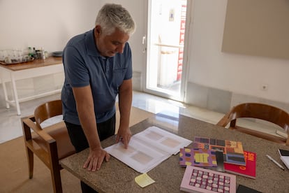 Juan Antonio Álvarez Reyes, director del CAAC revisa documentación de las obras de la artista.