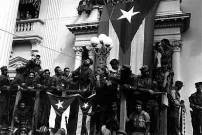 Fidel Castro se dirige a sus partidarios desde el Ayuntamiento de Santa Clara en su viaje hasta La Habana, tras derrocar a Fulgencio Batista, en enero de 1959.