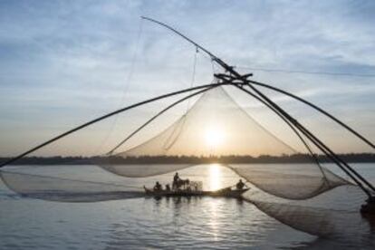 Pescadores en el Mekong, cerca de la población de Kratie, en Camboya.