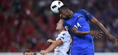 O francês Matuidi (dir.) disputa bola com Abrashi.