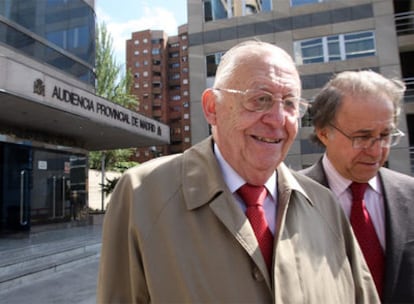 En primer plano, el ex concejal del PP en el Ayuntamiento Luis María Huete, condenado por prevaricación, ayer tras conocer el fallo<b><i>.</b></i>