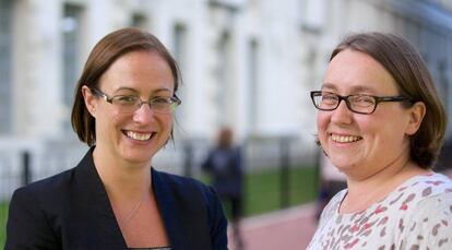 Caroline Pusey (izquierda) junto a Heather McNaughton.