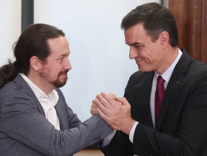 Sánchez e Iglesias, este lunes, en la firma del acuerdo.