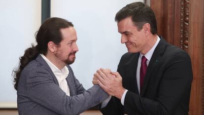 Sánchez e Iglesias, este lunes, en la firma del acuerdo.