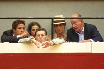 Su madre le heredó su afición por los toros. En esta foto,  El rey Juan Carlos I con su hija la infanta Elena de Borbón y sus nietos Felipe Juan Froilán y Victoria Federica de Marichalar durante los festejos taurinos de la Semana Grande de San Sebastián en agosto de 2015.
