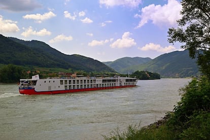 Uno de los muchos barcos crucero que navegan por el Rin.