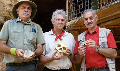 Los tres codirectores de las excavaciones de Atapuerca: Eudald Carbonell, Juan Luis Arsuaga y José María Bermúdez de Castro.