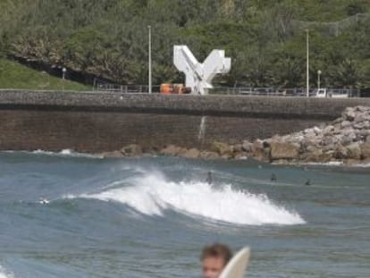 Al fondo, la 'Paloma de la paz' en su nueva ubicación, junto a la playa de La Zurriola.