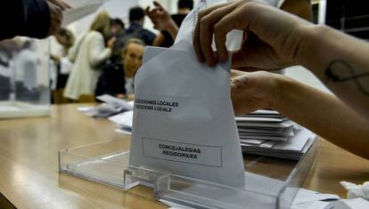 Recuento de votos de las elecciones locales en un colegio de Girona.