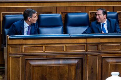 El presidente del Gobierno, Pedro Sánchez (izquierda) habla con el ministro de Asuntos Exteriores, José Manuel Albares, este miércoles en el Congreso.