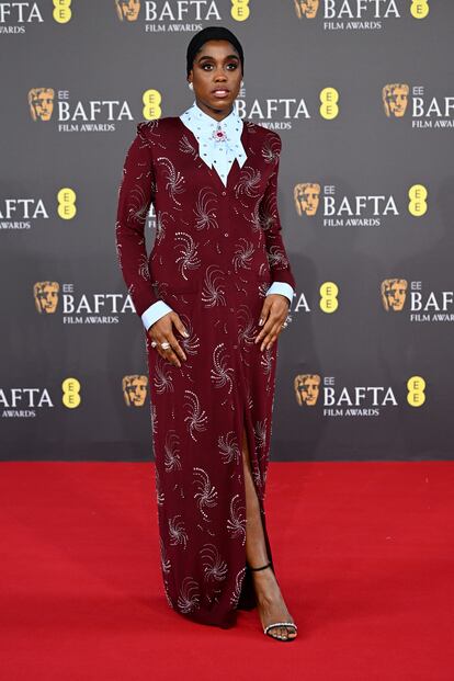 Lashana Lynch, que acaba de estrenar 'Bob Marley: One Love', con un vestido camisero bordado de Prada.