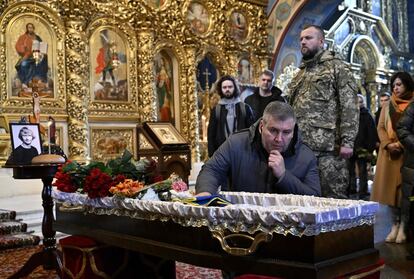 Familiares y amigos asisten a la ceremonia fúnebre del difunto fotógrafo y documentalista ucranio Maks Levin en la catedral de Mykhaylovsky Golden Dome, en Kiev este lunes. Maks Levin fue hallado muerto cerca de la capital después de desaparecer más de dos semanas, dijo el asistente presidencial Andriy Yermak el 2 de abril. La Oficina del Fiscal General de Ucrania confirmó que Levin había sido hallado muerto y dijo que había sido asesinado por soldados rusos. El informador, padre de cuatro hijos y de 40 años, había estado trabajando con los medios de comunicación ucranios e internacionales.