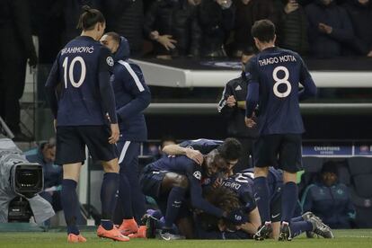 Los jugadores del PSG celebran el gol de Cavani que les dio la victoria ante el Chelsea.