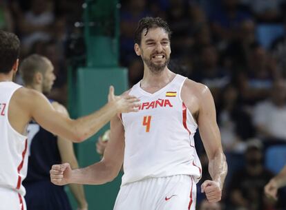 Pau Gasol celebra una jugada en un momento del partido.