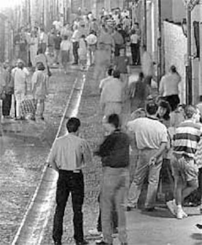 Concentración de jóvenes  en la zona de bares de Portugalete.