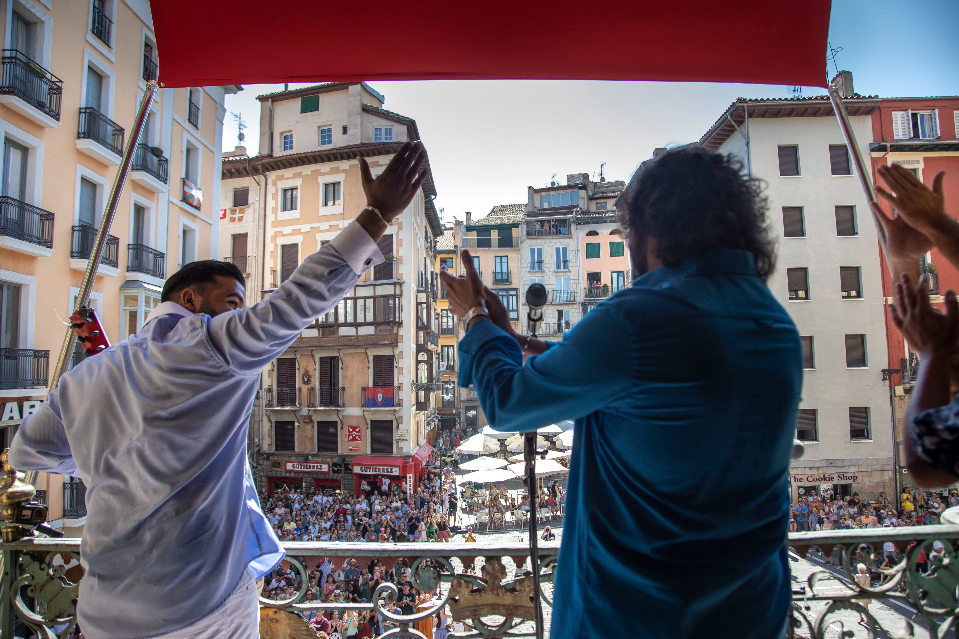 Balón del Ayuntamiento de Pamplona con los artistas flamencos Antonio Reyes y Nono Reyes durante el festival Flamenco on Fire.