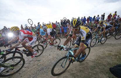 En primer plano, Bram Tankink en otro de los tramos de pavés.