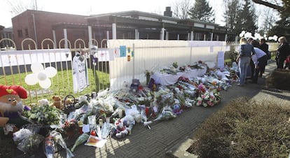 Flores y velas en el exterior del ayuntamiento de la localidad belga de Lommel honran la memoria de los niños muertos en el accidente de autocar registrado el martes en Suiza, hoy, jueves 15 de marzo de 2012. En el accidente fallecieron 22 niños y 6 adultos. Los menores estudiaban en escuelas de Lommel y Heverlee (Bélgica).