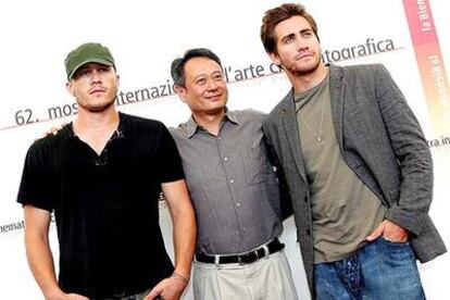 Ang Lee, director de <i>Brokeback mountain,</i> entre los actores Heath Ledger (a la izquierda) y Jake Gyllenhaal.