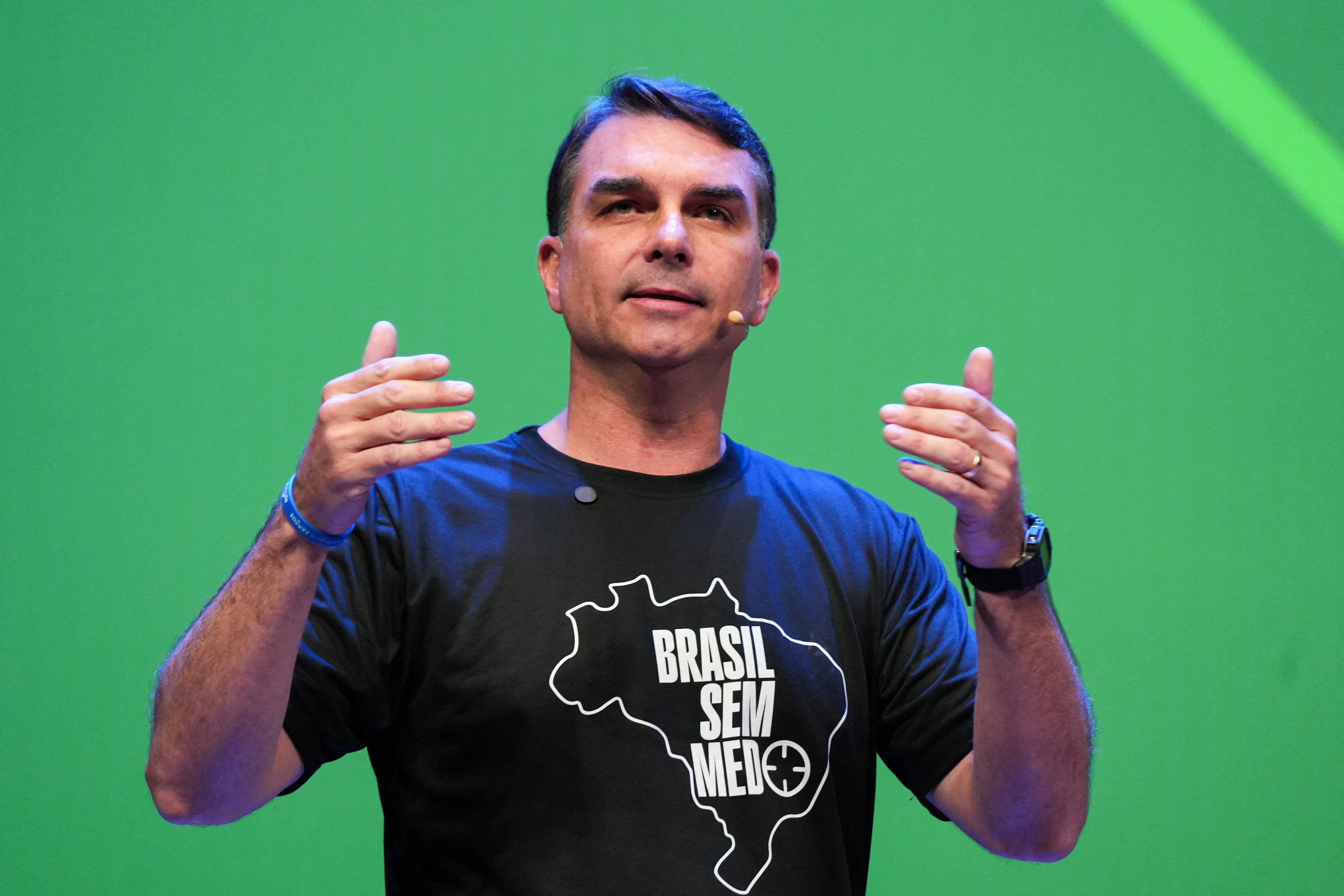 Flávio Bolsonaro propone cinco cárceles al estilo Bukele, bajar la edad penal y castración química en Brasil