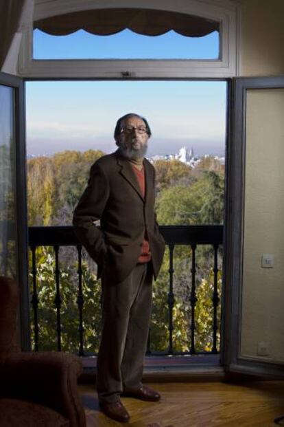 El escritor Juan Eduardo Z&uacute;&ntilde;iga, en su casa de Madrid, en 2010.