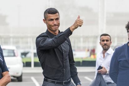 El portugués Cristiano Ronaldo, a su llegada al reconocimiento médico de la Juventus, en Turín.