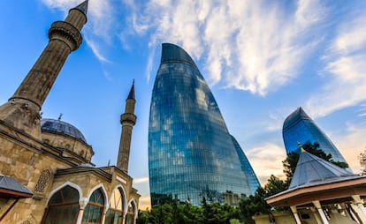 La mezquita de los Mártires junto a los rascacielos del distrito financiero de Bakú, capital de Azerbaiyán.