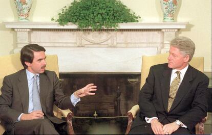 El presidente del Gobierno español José María Aznar [i] y el presidente de Estados Unidos, Bill Clinton [d] durante la entrevista que mantuvieron en la Casa Blanca. Aznar y Clinton impulsarán con un "trabajo permanente" la cooperación en América.