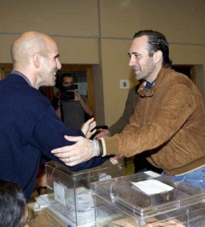 Jos&eacute; Ram&oacute;n Bauz&aacute; en el momento de votar en el colegio electoral de S&#039;Escorchador.