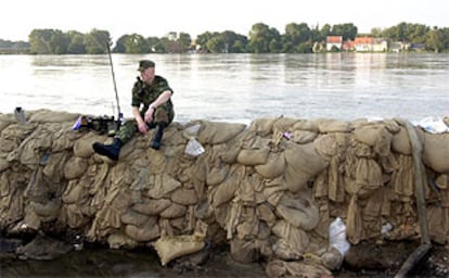 Un soldado alemán vigila la crecida del Elba en un dique cerca de Magdeburgo.