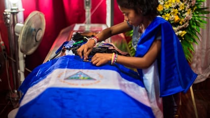 El funeral de José Vázquez López, estudiante que perdió la vida durante una protesta en la que se exigió la destitución del presidente Daniel Ortega y de Rosario Murillo, en 2018.