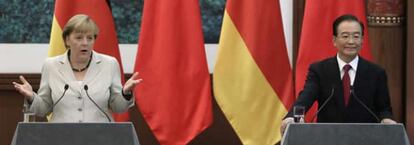 La canciller alemana, Angela Merkel, junto al primer ministro chino, Wen Jiabao en su visita a Pekín