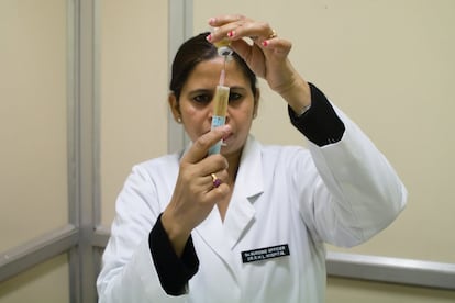 Una enfermera prepara una inyección. La inmunoglobulina se une al virus en la sangre de los infectados, evitando que entre en sus terminaciones nerviosas y alcance el cerebro.