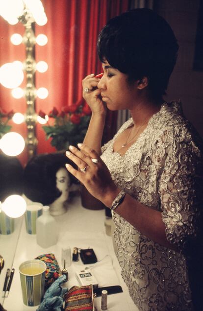 Aretha Franklin arreglándose el maquillaje en el backstage de un concierto en 1969 en Nueva York.