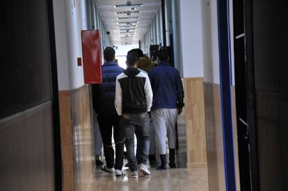 Un grupo de menores en el centro de realojo temporal de La Esperanza, en Ceuta. 