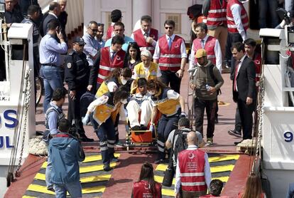 Llegada al puerto de Dikili en Izmir (Turqu&iacute;a) de refugiados deportados desde Grecia, el 4 de abril de 2016. 