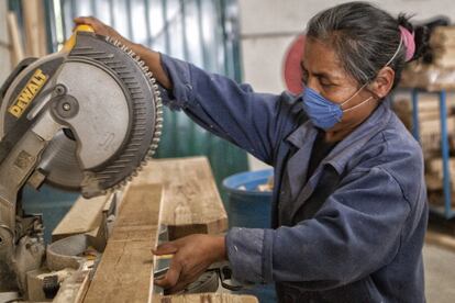 El aprovechamiento forestal comunitario sustentable hace que las comunidades sea autosuficientes y generen empleo. En la imagen, una mujer corta de las tablas en distintos tamaños para poder ser comercializarlas en a madererías, mueblerías y distintitos comercios. 