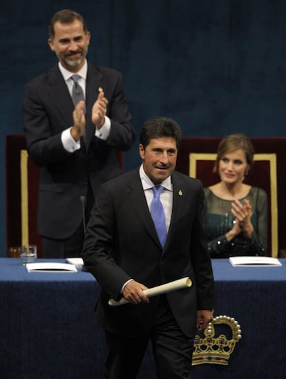 El golfista José María Olazabal (i) recibe de don Felipe el Premio Príncipe de Asturias de los Deportes 2013, durante la ceremonia de entrega de la XXXIII edición de estos galardones.